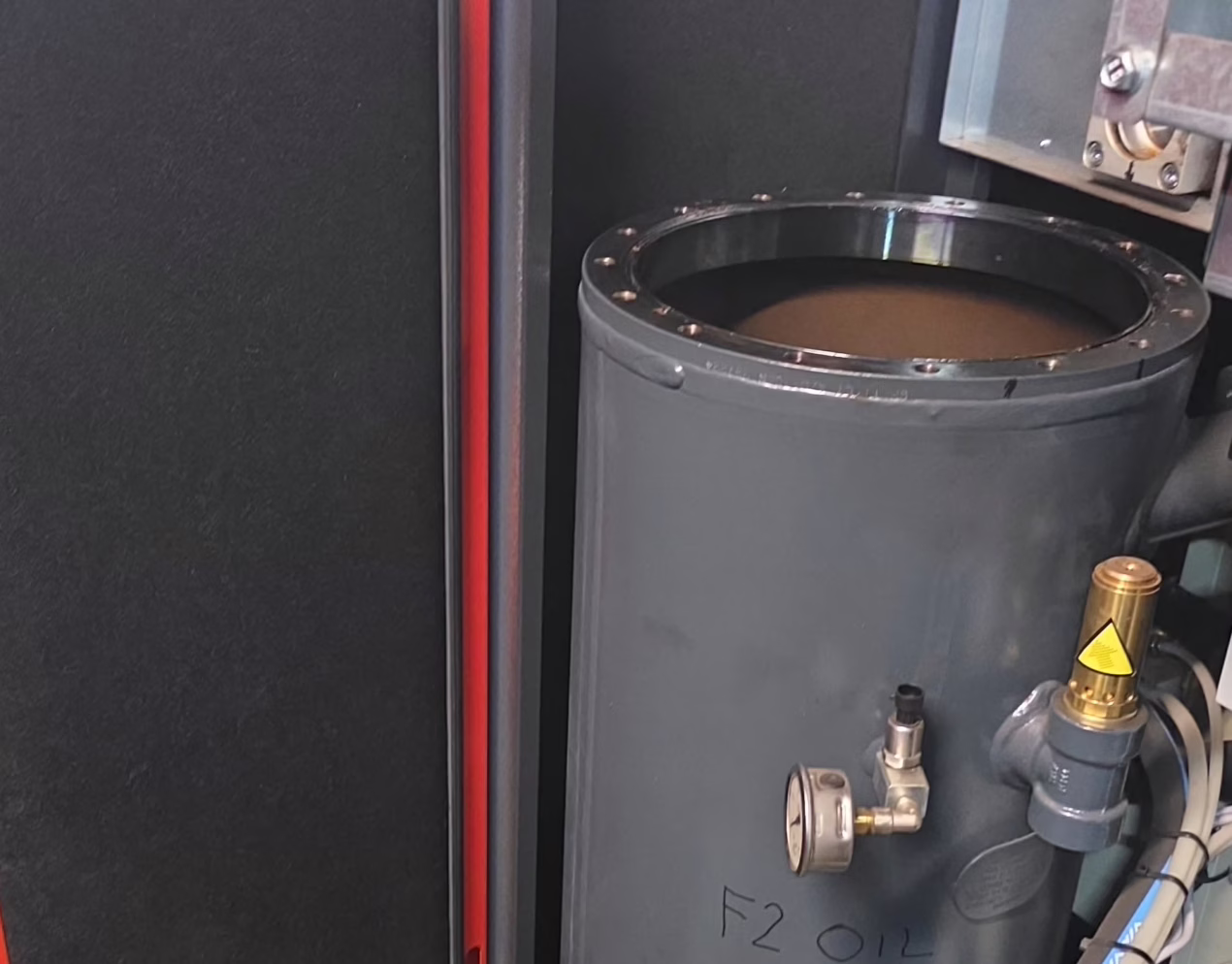 Major service on 75 kW variable speed compressor with oil separator vessel opened